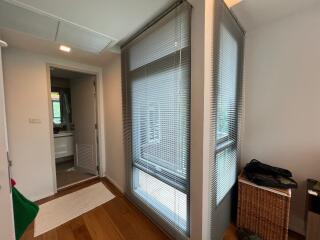 Hallway in a modern apartment with a view into the bathroom