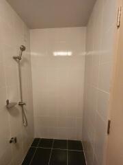 Shower area with tiles