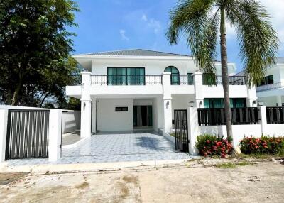 Stunning New Two-Story Pool Villa - Hill View Villas Pattaya