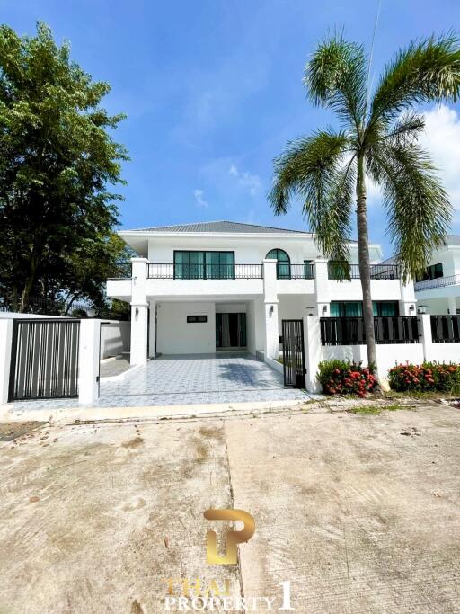 Stunning New Two-Story Pool Villa - Hill View Villas Pattaya