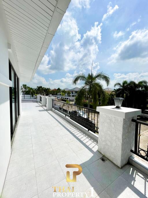 Stunning New Two-Story Pool Villa - Hill View Villas Pattaya