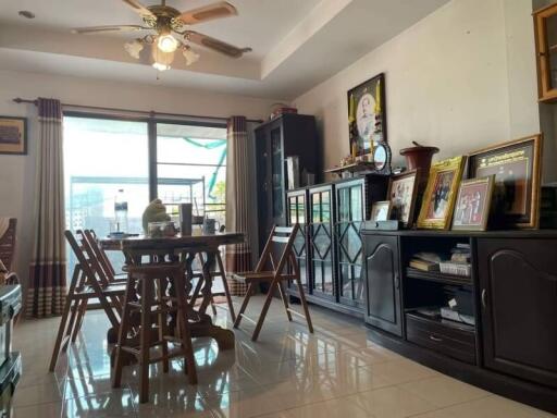 Bright room with dining area and various decorations