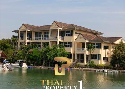 Condo, 3 Bed corner unit, Renovated to high standard, space for private boat. Na Jomtien