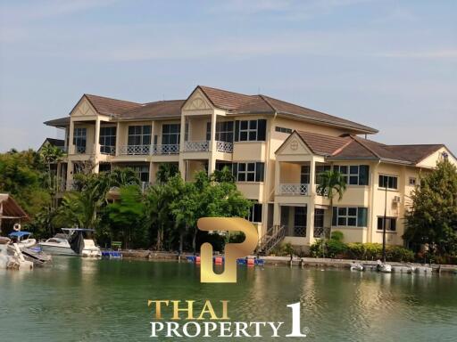 Condo, 3 Bed corner unit, Renovated to high standard, space for private boat. Na Jomtien