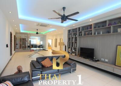 Condo, 3 Bed corner unit, Renovated to high standard, space for private boat. Na Jomtien