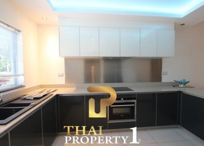 Condo, 3 Bed corner unit, Renovated to high standard, space for private boat. Na Jomtien