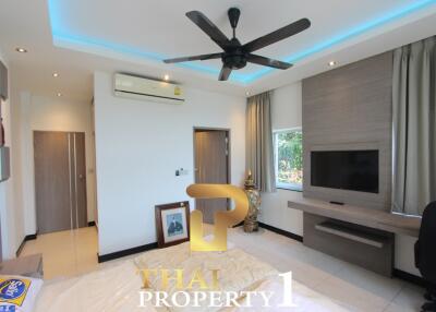 Condo, 3 Bed corner unit, Renovated to high standard, space for private boat. Na Jomtien