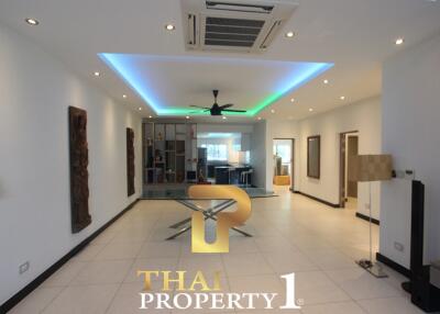 Condo, 3 Bed corner unit, Renovated to high standard, space for private boat. Na Jomtien