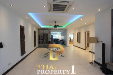 Condo, 3 Bed corner unit, Renovated to high standard, space for private boat. Na Jomtien