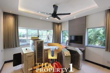 Condo, 3 Bed corner unit, Renovated to high standard, space for private boat. Na Jomtien