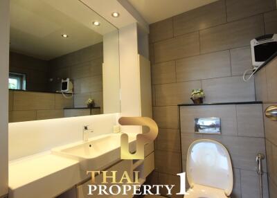 Condo, 3 Bed corner unit, Renovated to high standard, space for private boat. Na Jomtien