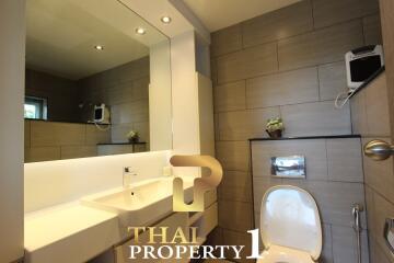 Condo, 3 Bed corner unit, Renovated to high standard, space for private boat. Na Jomtien