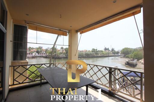 Condo, 3 Bed corner unit, Renovated to high standard, space for private boat. Na Jomtien