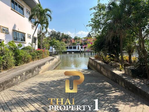 Condo, 3 Bed corner unit, Renovated to high standard, space for private boat. Na Jomtien