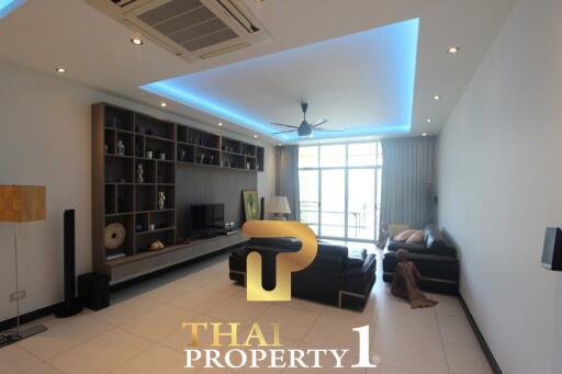 Condo, 3 Bed corner unit, Renovated to high standard, space for private boat. Na Jomtien