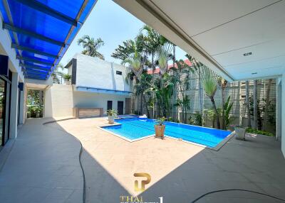 Massive 9 Bedroom Pool Villa For Sale 300 meter From Sukhumvit Road