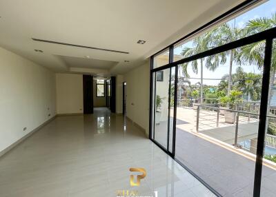 Massive 9 Bedroom Pool Villa For Sale 300 meter From Sukhumvit Road