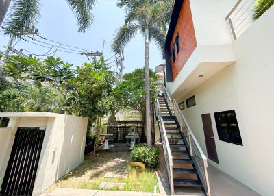 Massive 9 Bedroom Pool Villa For Sale 300 meter From Sukhumvit Road