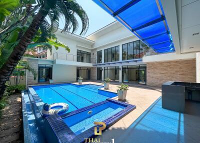 Massive 9 Bedroom Pool Villa For Sale 300 meter From Sukhumvit Road