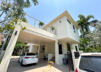 Massive 9 Bedroom Pool Villa For Sale 300 meter From Sukhumvit Road