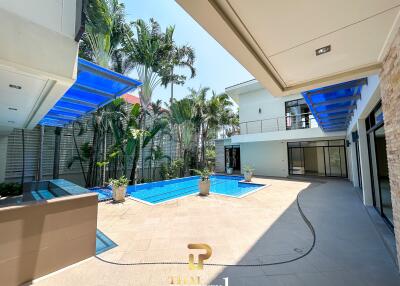 Massive 9 Bedroom Pool Villa For Sale 300 meter From Sukhumvit Road