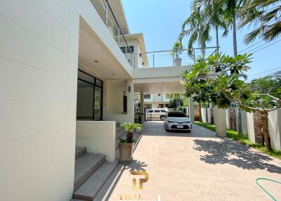 Massive 9 Bedroom Pool Villa For Sale 300 meter From Sukhumvit Road