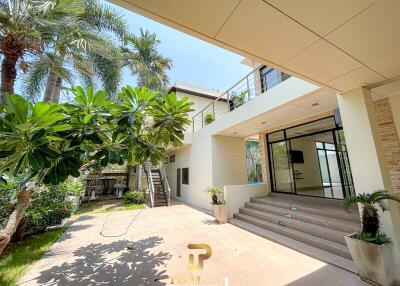 Massive 9 Bedroom Pool Villa For Sale 300 meter From Sukhumvit Road