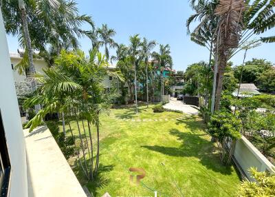 Massive 9 Bedroom Pool Villa For Sale 300 meter From Sukhumvit Road