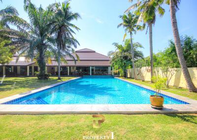 Palm Hills Golf Course - Beautifully Presented 5 Bed Pool Villa On Over 2,400 SQM. Plot