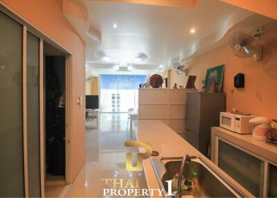 JOMTIEN PLAZA CONDOTEL - 200 METER FROM THE BEACH - FOREIGN NAME 3 STOREY TOWNHOUSE/ SHOP HOUSE FOR SALE