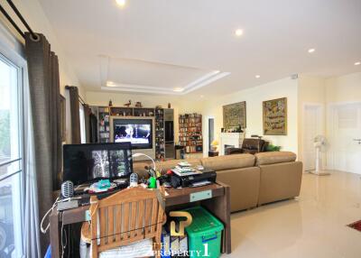 Extended 3/4 Bedroom House With Large Covered Outdoor Area & Stunning Garden - Emerald Scenery