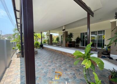 Extended 3/4 Bedroom House With Large Covered Outdoor Area & Stunning Garden - Emerald Scenery