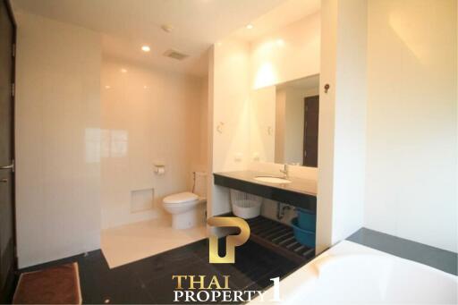 Modern 2 Bedroom Condo La Royale Beach - Na Jomtien