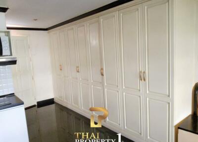 Superb Location 3 Bed 2 Bath Condo Jomtien Beach