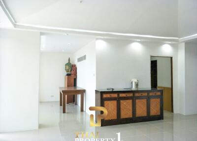 Great Value - Partially Renovated - Foreign Name Owned 3-4 Bed Unit - View Talay 2