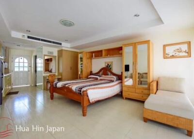 Studio unit with great sea view at Jamchuree condo