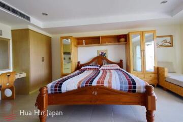 Studio unit with great sea view at Jamchuree condo