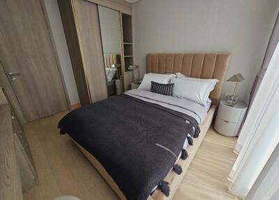 Modern, cozy bedroom with double bed, mirrored wardrobe, and natural light.