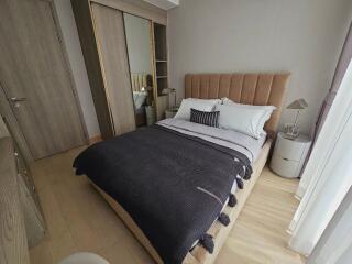 Modern, cozy bedroom with double bed, mirrored wardrobe, and natural light.