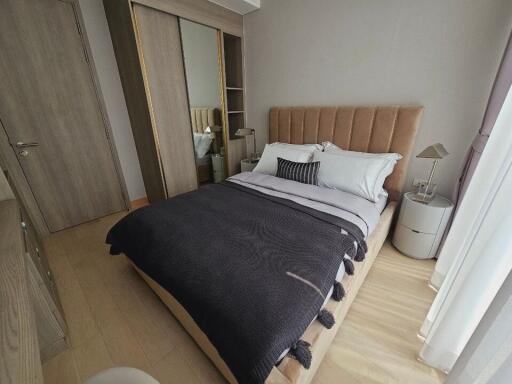 Modern, cozy bedroom with double bed, mirrored wardrobe, and natural light.