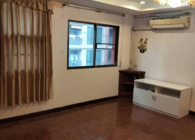 4 Storey Shophouse on Thong Lo 25: The Perfect Space for Your Business