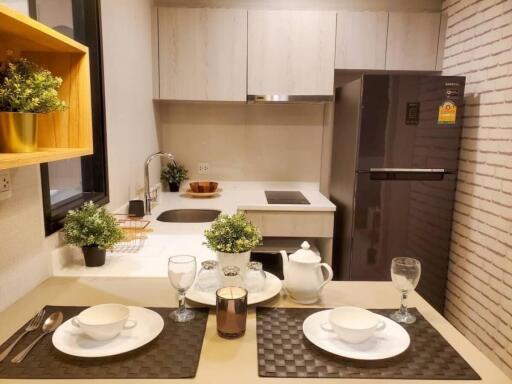 Modern kitchen with dining area