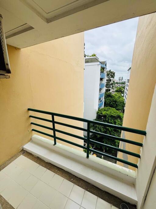 2 bed Condo in The Waterford Rama 4 Phra Khanong Sub District C021021