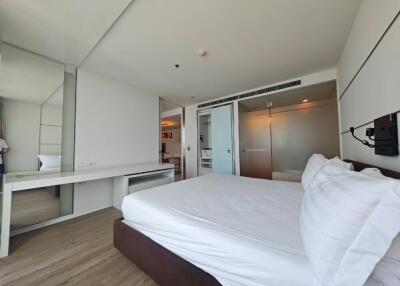 Spacious and modern bedroom with large bed and mirrored closet