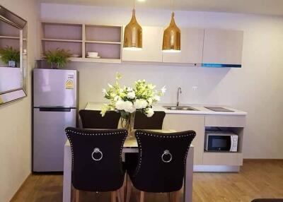 Modern kitchen with dining area