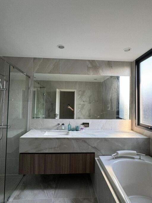 Modern bathroom with large mirror and bathtub