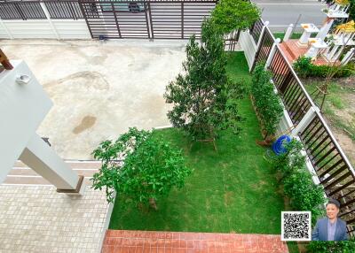 View of the front yard with garden and driveway