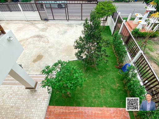 View of the front yard with garden and driveway