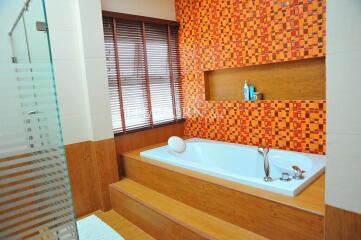 บ้าน ขาย 4 ห้องนอน 238 ตร.ม. ที่ดิน 692 m² ใน  Baan Dusit Pattaya Lake, Pattaya