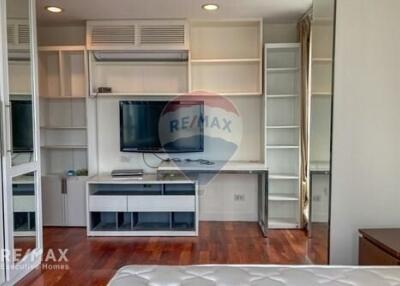 Spacious 3 Bed Condo for Rent near BTS Chit Lom (9 Mins Walk)